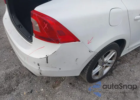 2015 Volvo S60 T5 Premier z USA, uszkodzony, nr VIN YV126MFK5F1344511